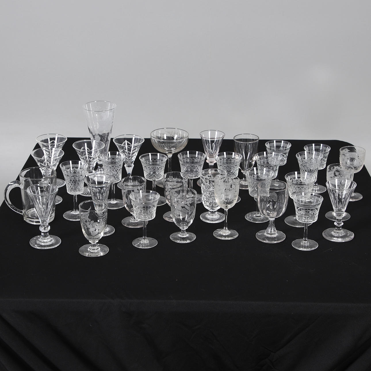 LARGE MIXED COLLECTION OF GLASSWARE. Glass - Tableware - Auctionet