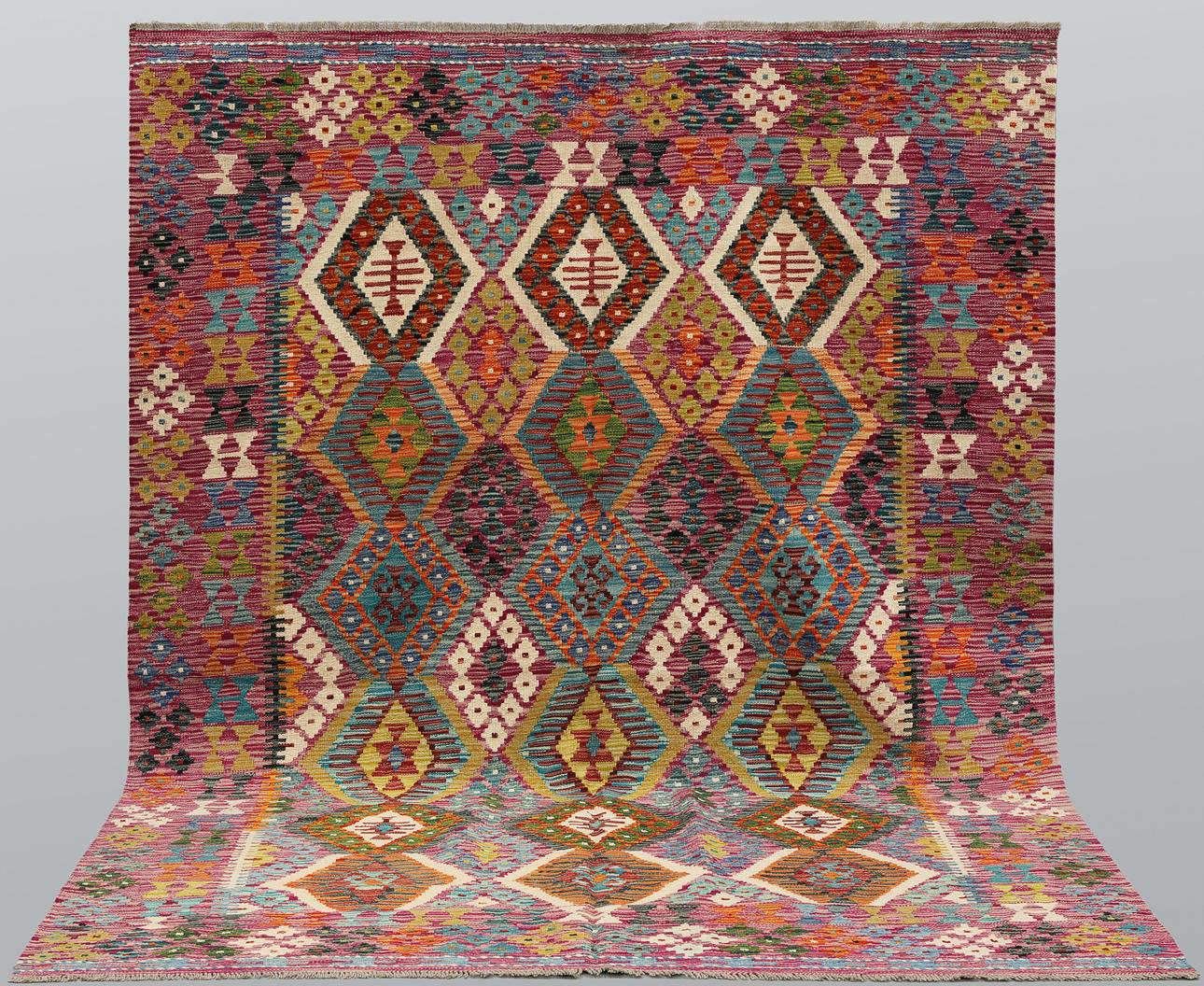 ORIENTMATTA. Kelim klassisk design, 245 x 187 cm.