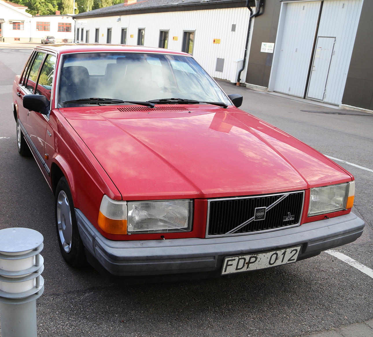 BIL, VOLVO 744-883 GL, årsmodell 1990.