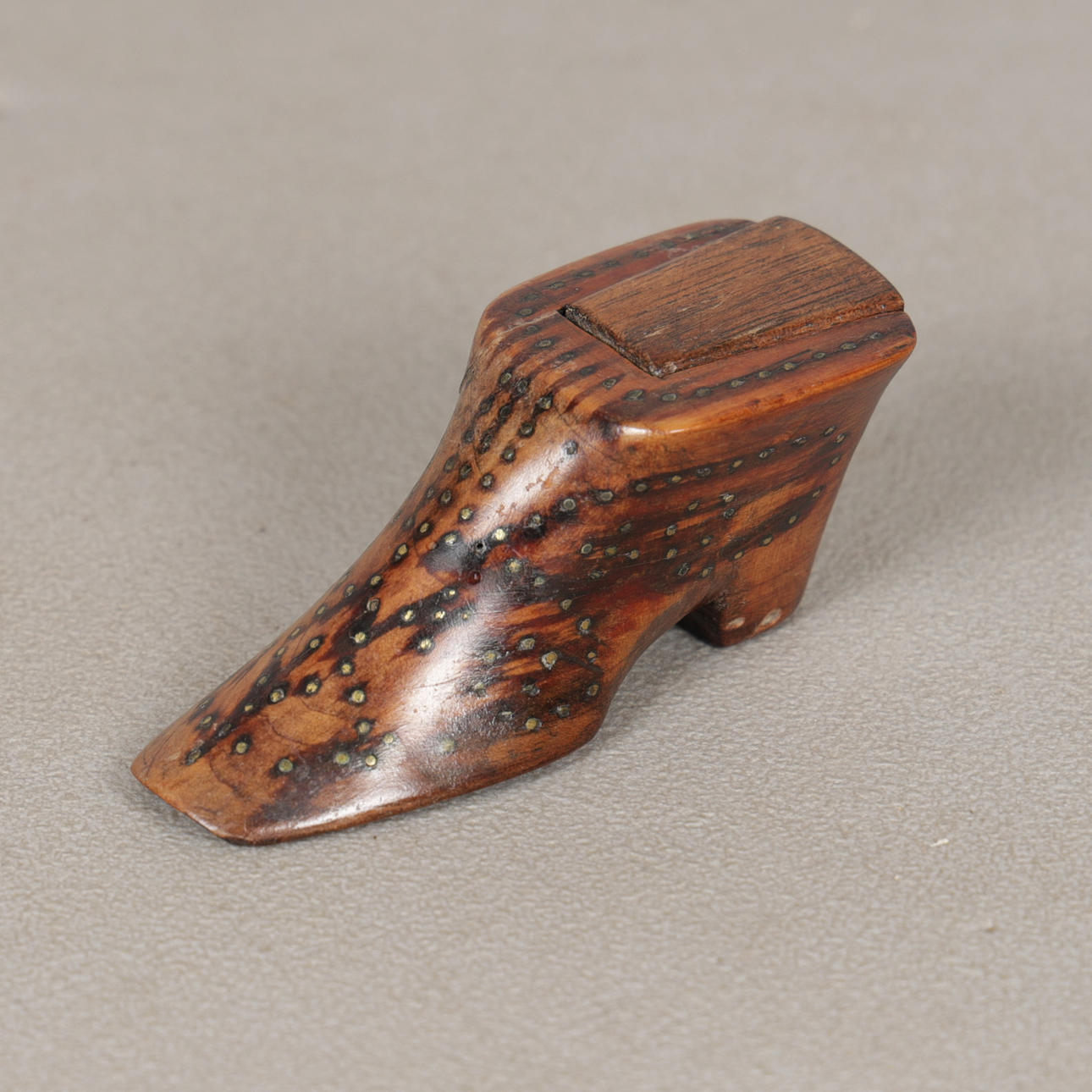A 19TH CENTURY TREEN SHOE SNUFF BOX.