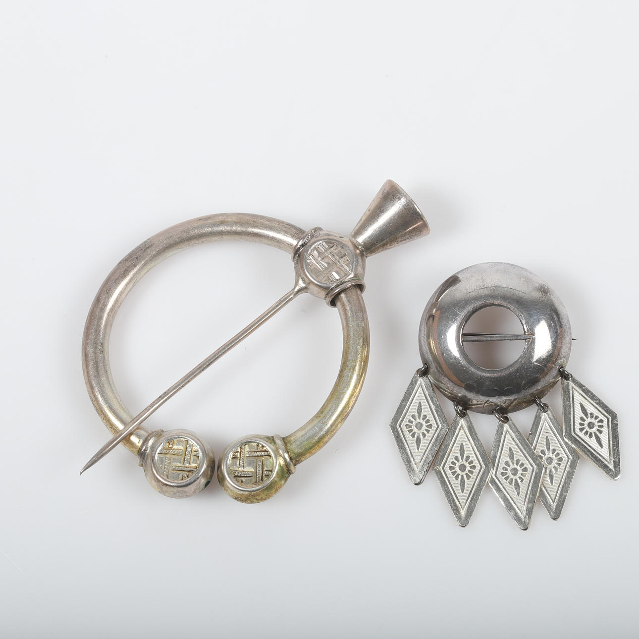 DRÄKTBROSCHER, 2 stycken, silver.