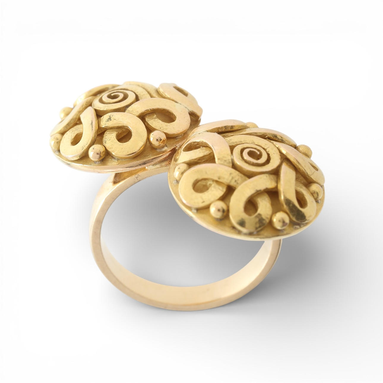 Gold ring made after Jaume Mercadé cufflinks.