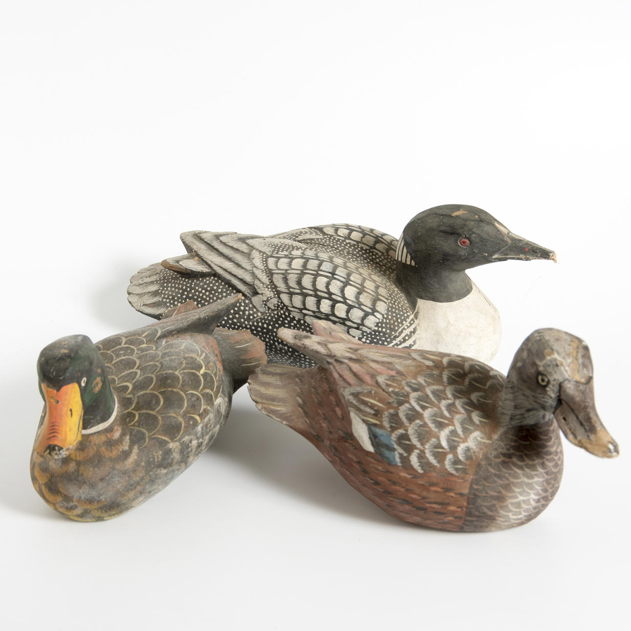 SKULPTURER, 3 stycken, vättar, målat trä.