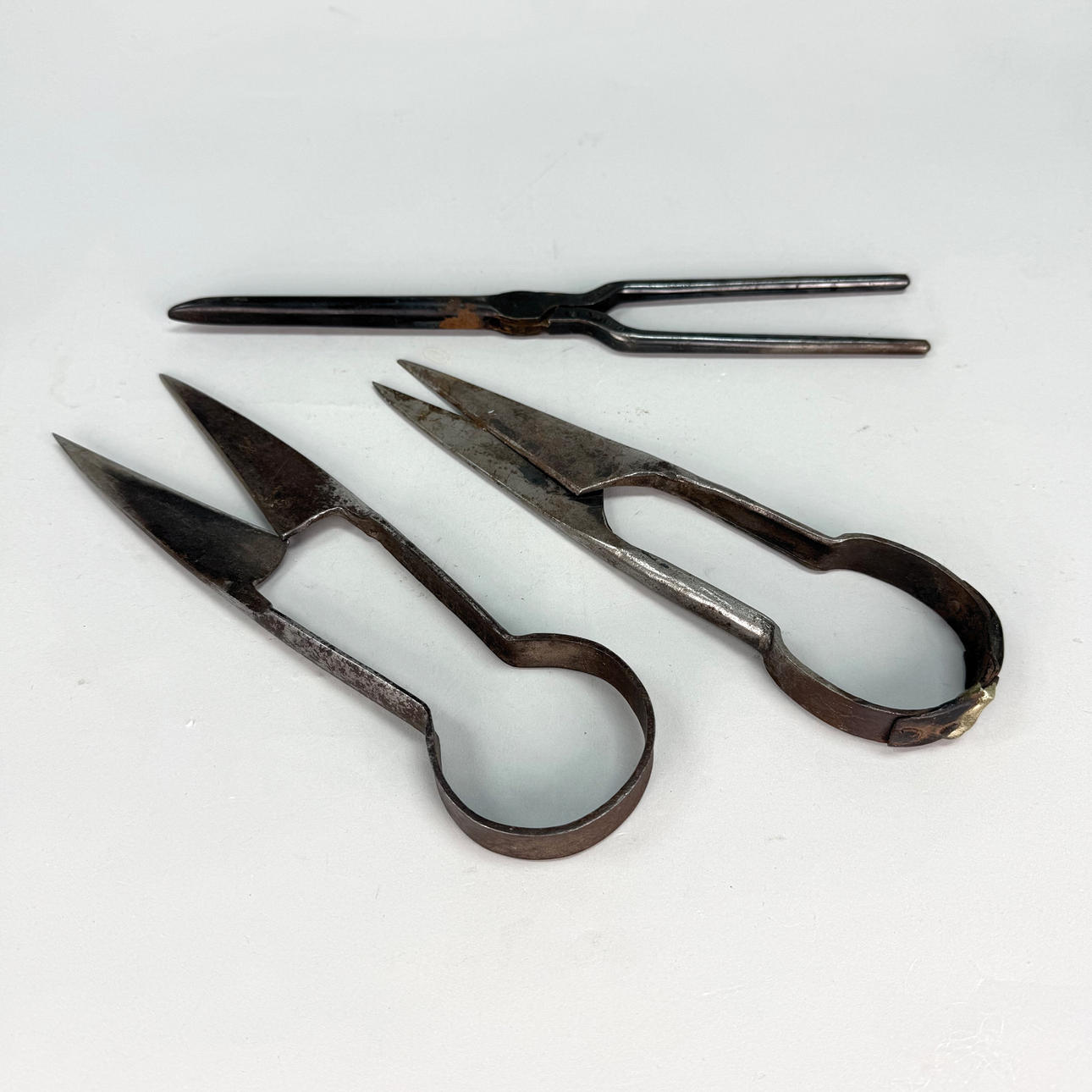 WOOL SCISSORS 2PCS and CURLING IRON 1800 /1900 pcs.