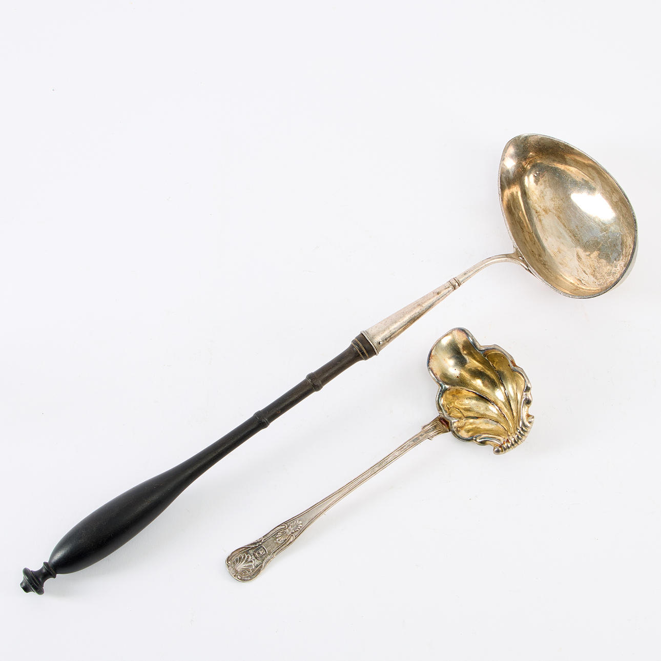 SOPPSLEV OCH SÅSSLEV, soppsleven med slitna oidentifierade svenska stämplar, 1800-tal. Såssleven stämplad av Anna Catharina Berg, Hudiksvall 1859, engelsk snäck med ägarmärkning.