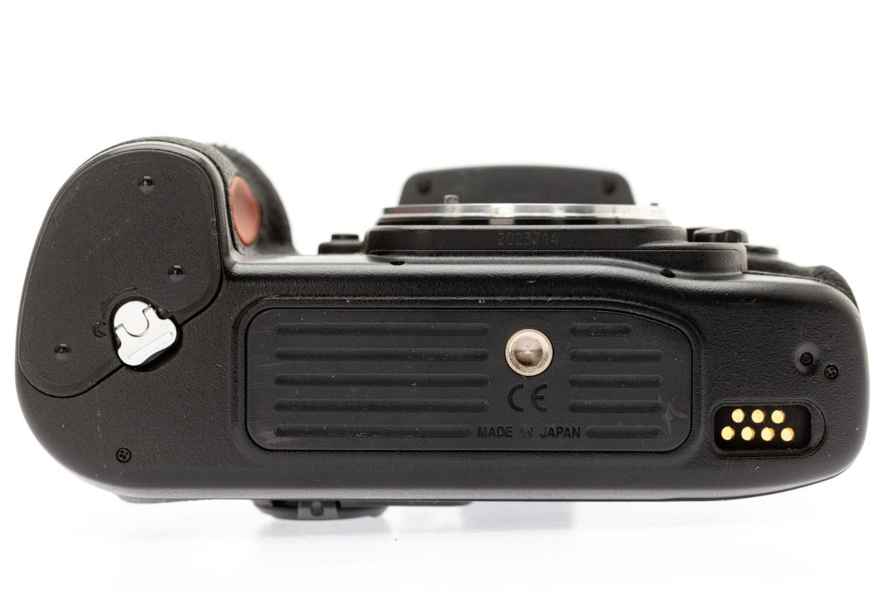 Nikon F100, 35mm SLR camera ( SN 2023714 ) with Nikon MB-15. Photo