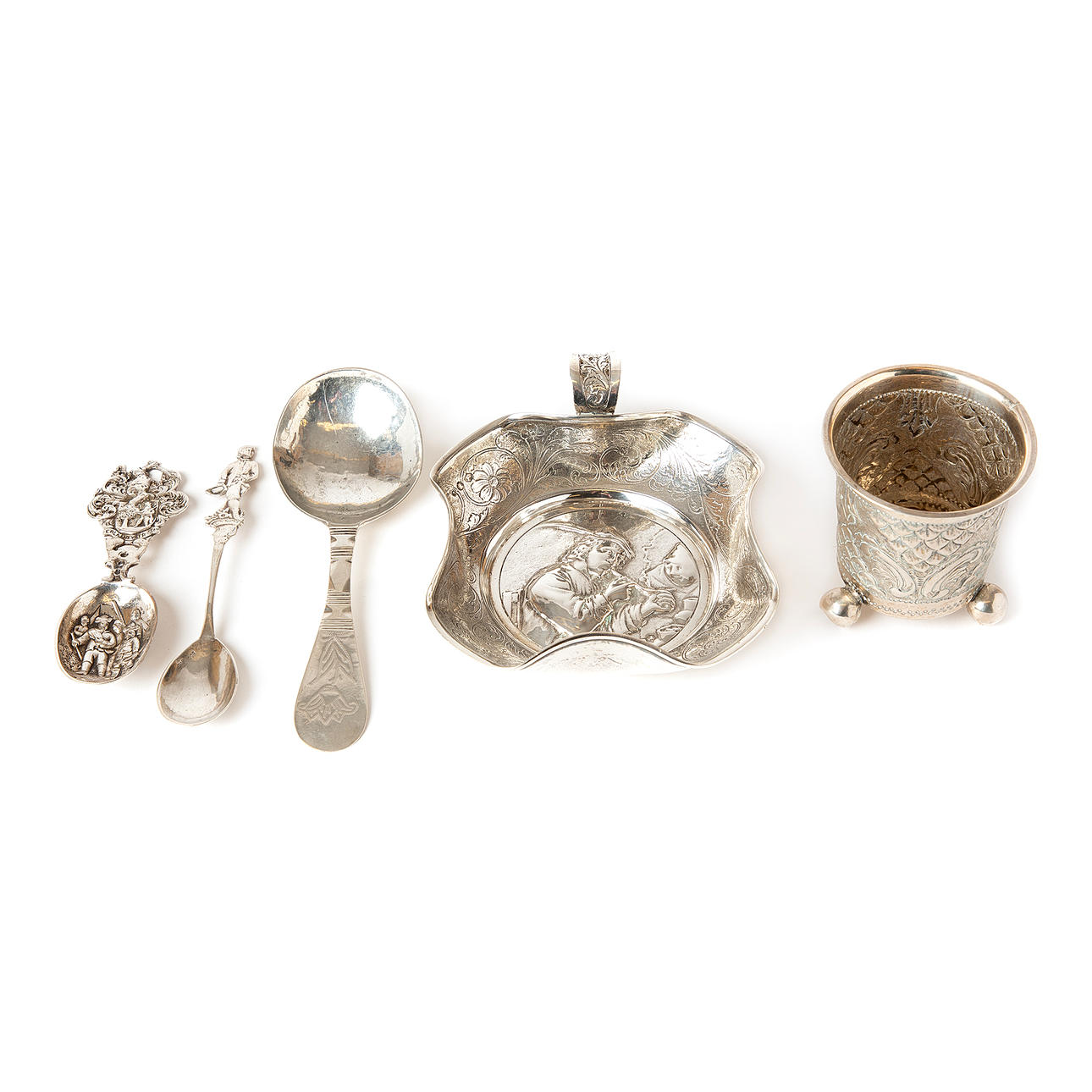 SILVER OBJECTS, saucers, spoons 3 pcs and beaker.