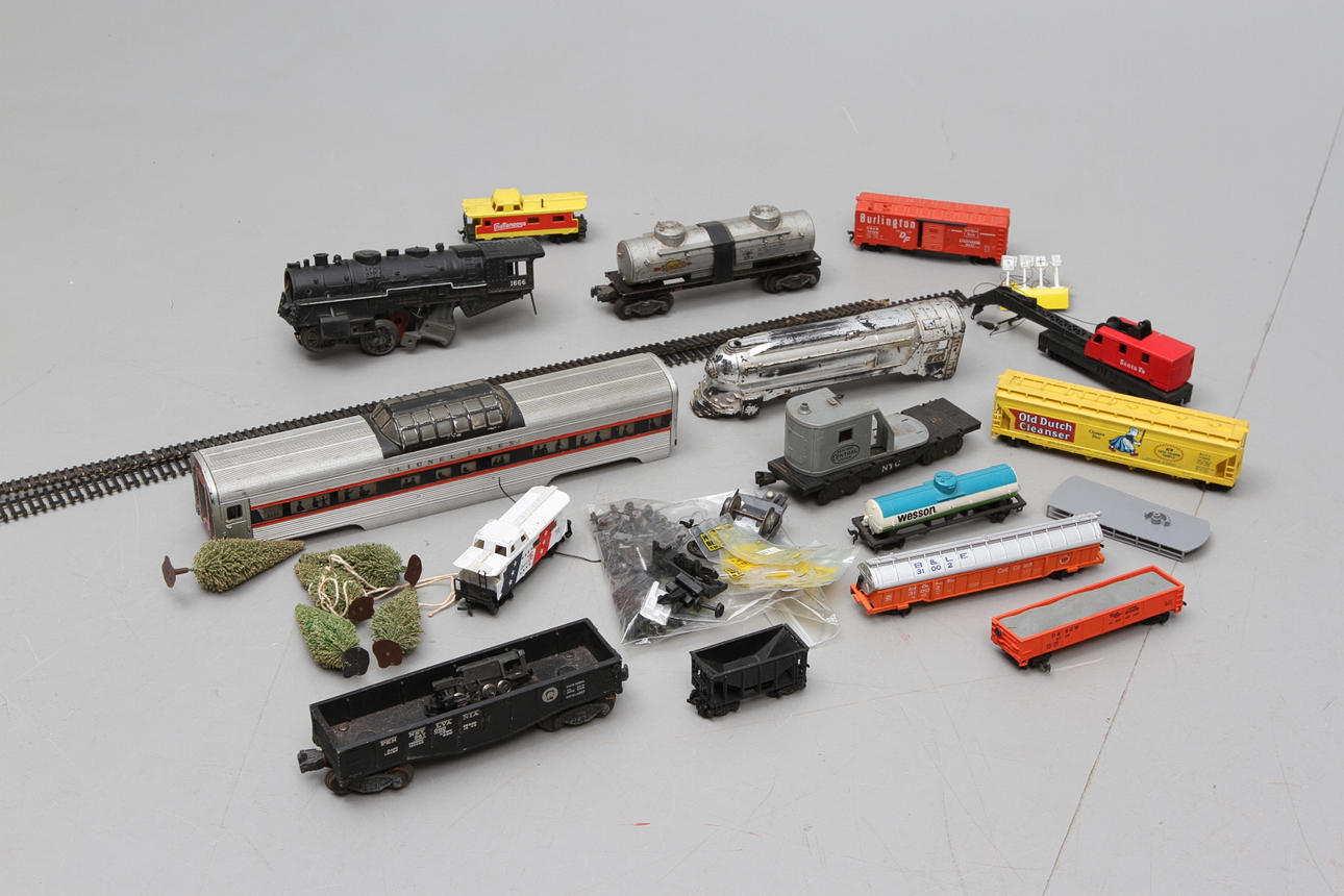 PARTI MODELLJÄRNVÄG, vagnar lok delar med mera.