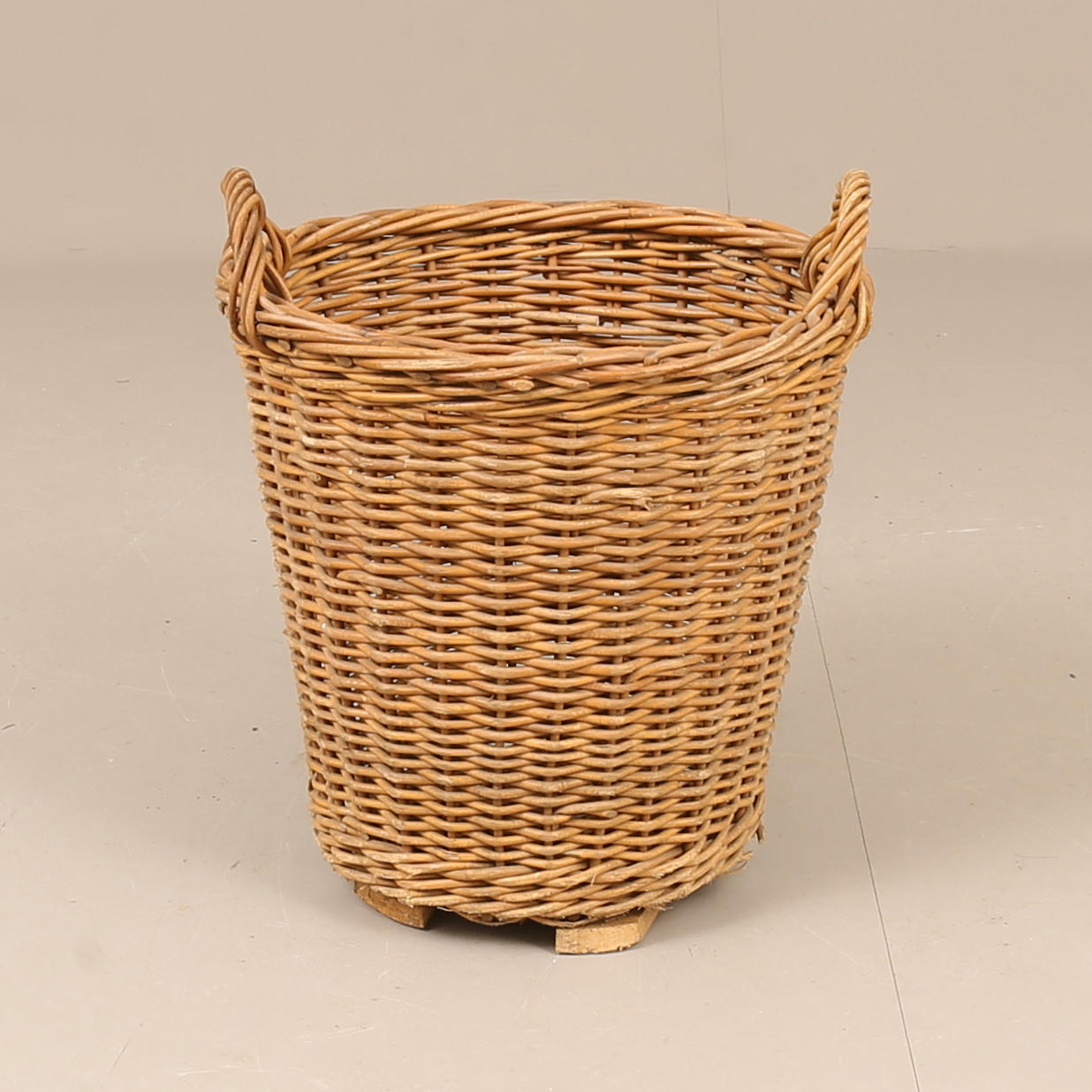 A rattan basket, 20th century.