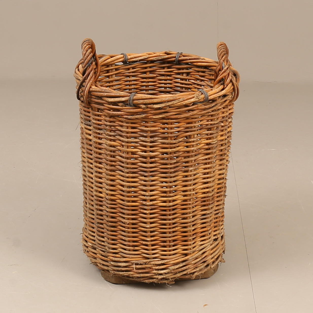 A rattan basket, 20th century.