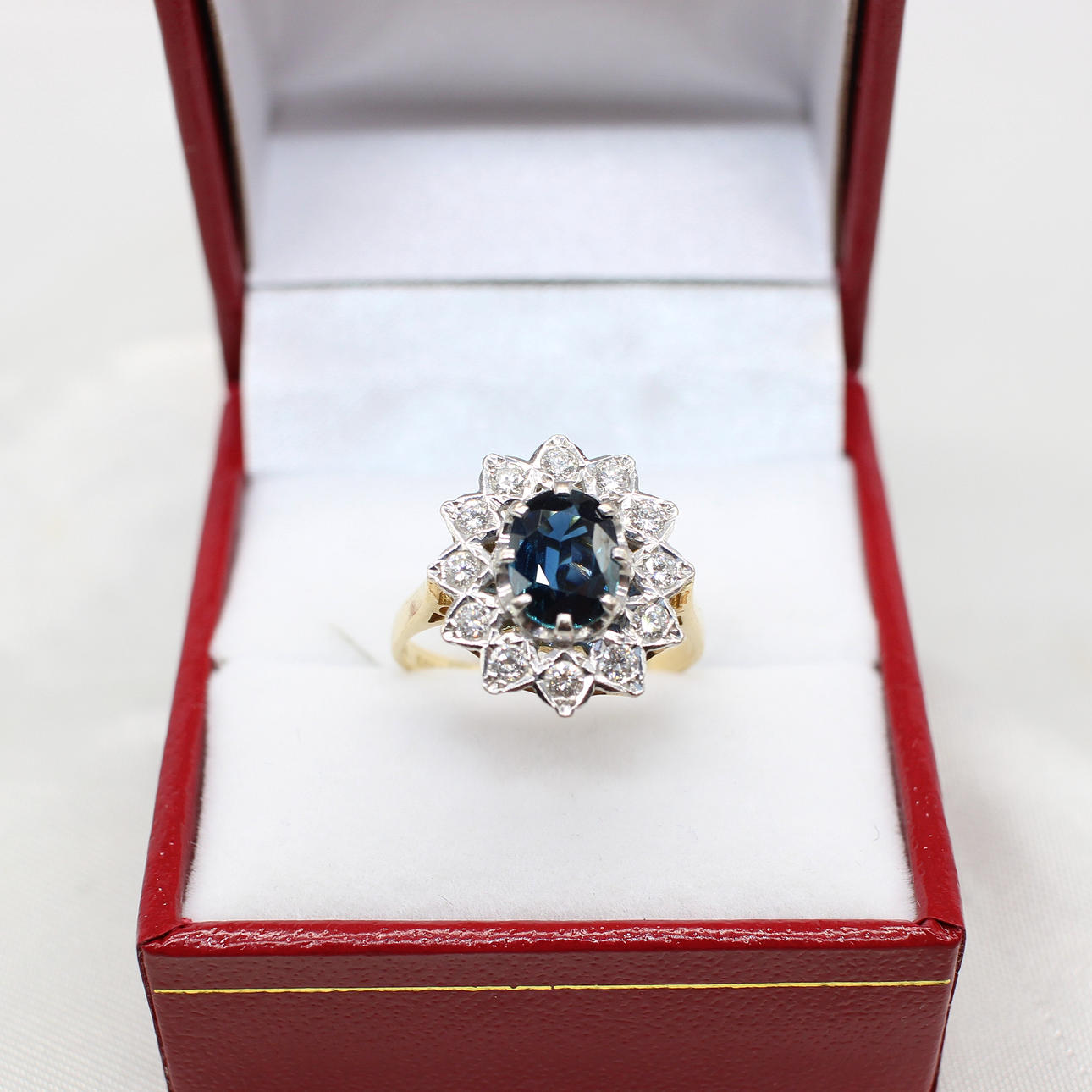 SAPPHIRE & DIAMOND CLUSTER RING.