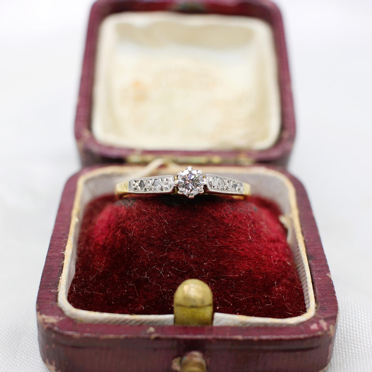 VINTAGE DIAMOND SOLITAIRE RING.