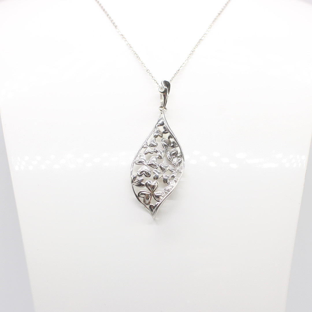 SILVER SHAMROCK DESIGN NECKLACE.