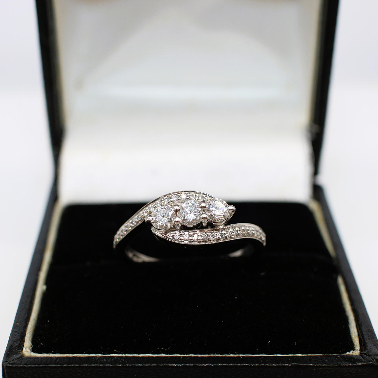 0.68CT DIAMOND TRILOGY RING 18K.