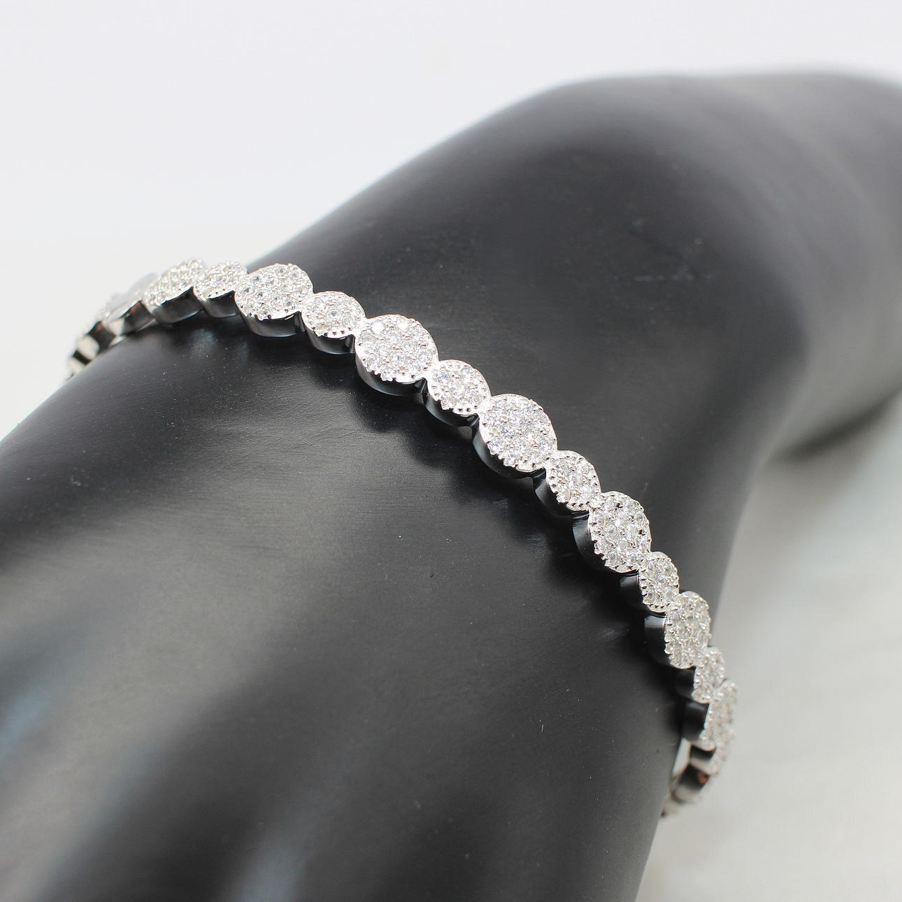 SILVER CLUSTER BRACELET.