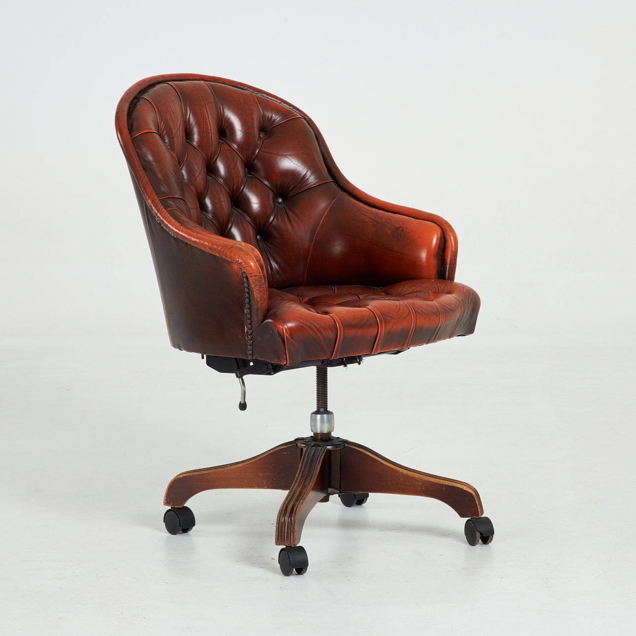 skrivbordsstol-engelsk-stil-kl-dsel-i-djuph-ftat-l-der-1900-tal
