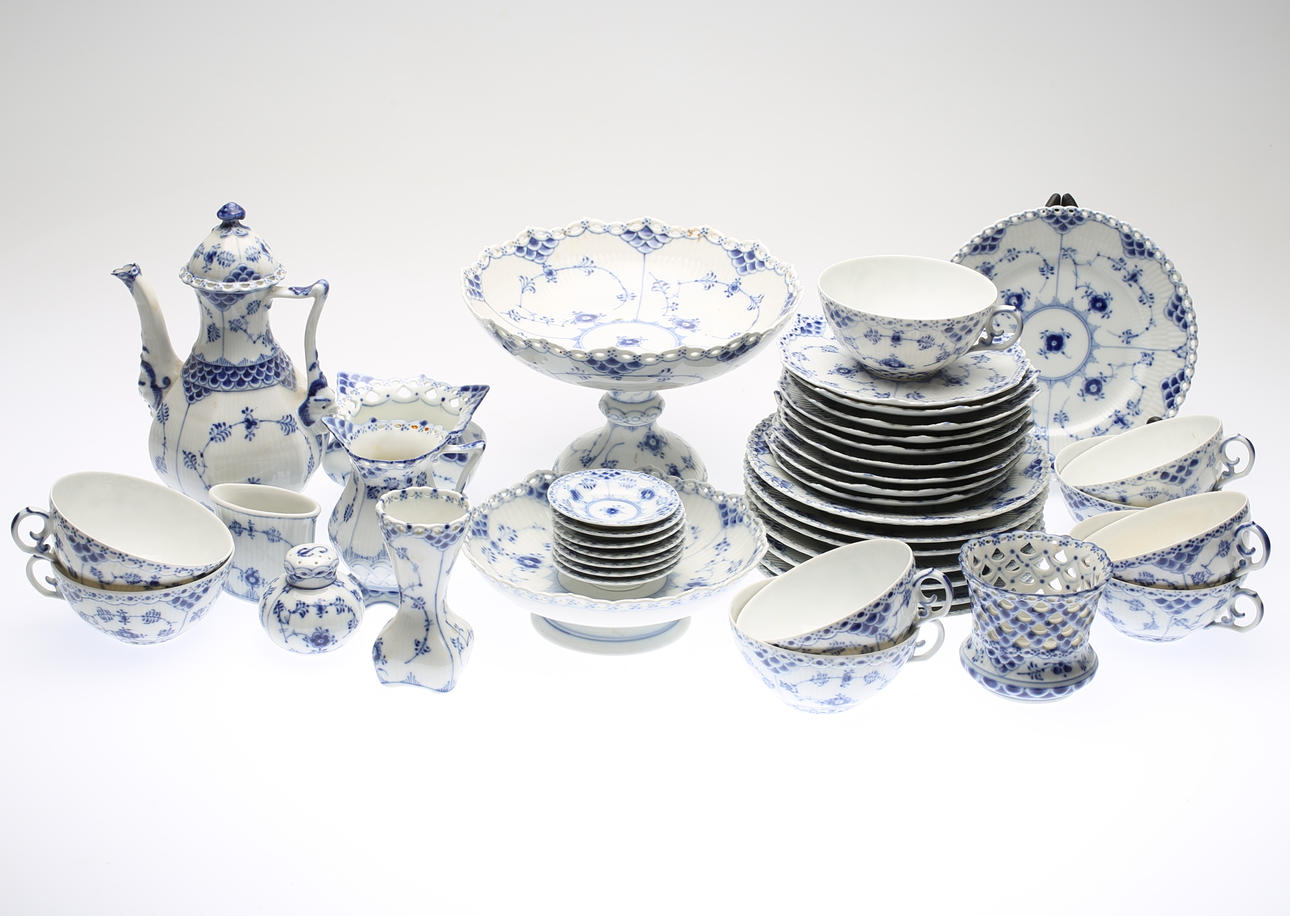 TESERVIS, 33 delar, "Musselmalet", mestadels helblond, Royal Copenhagen.