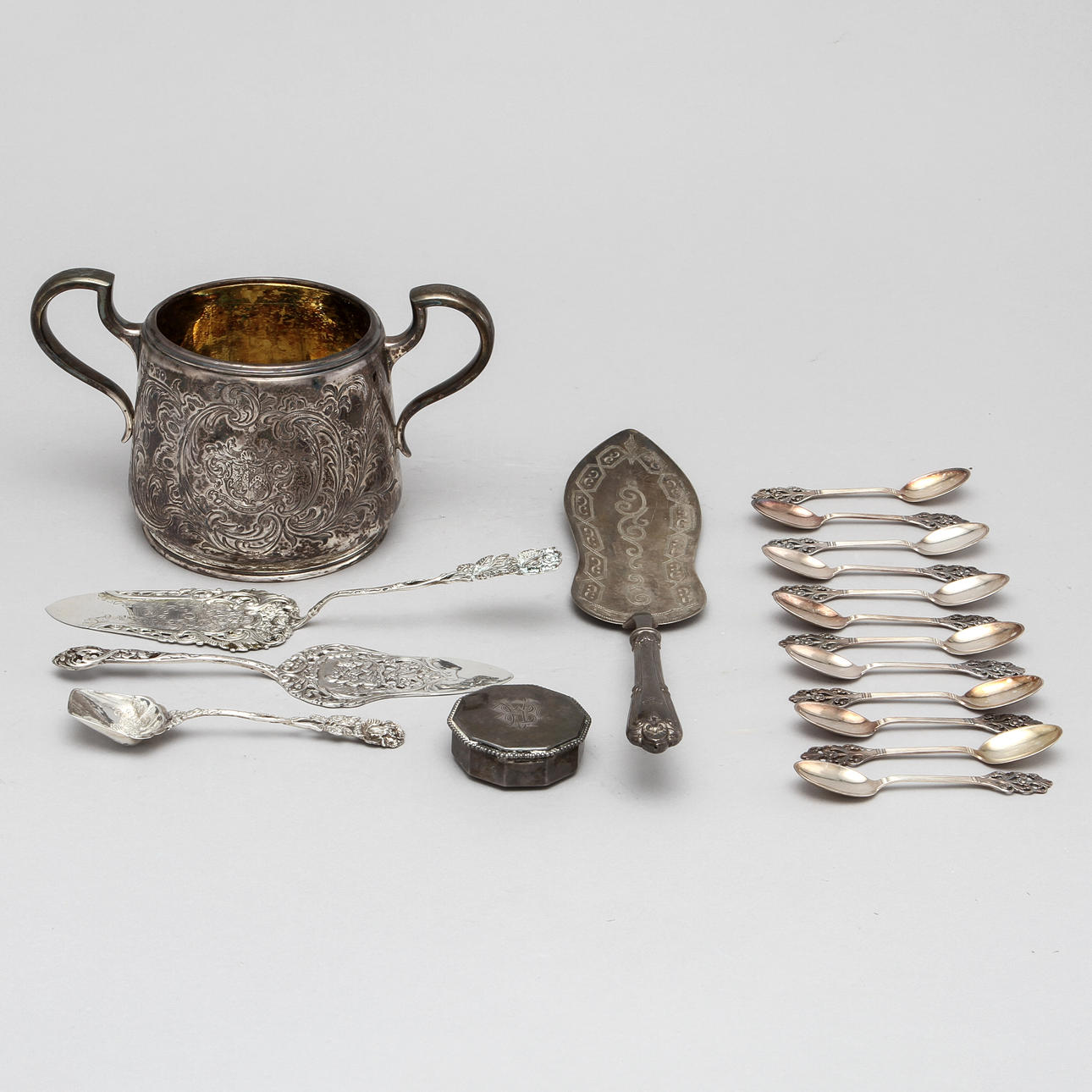 HÄNKELVAS, Chas Reily & Geo Storer, London, 1844-45. DOSA, samt BESTICK, 18 delar, silver.