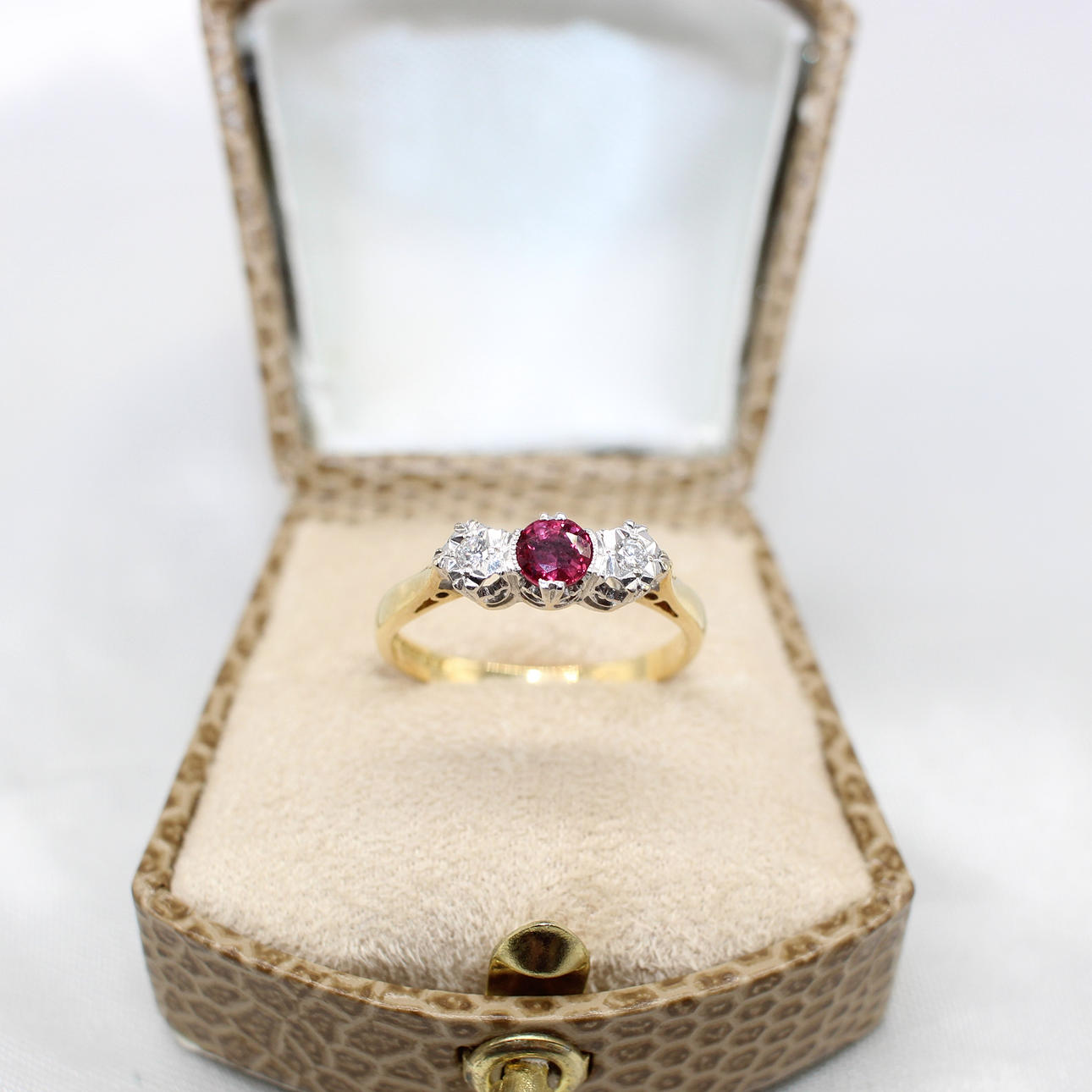 RUBY & DIAMOND TRILOGY RING 18K.