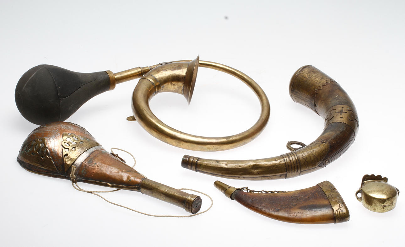 DOSA, KRUTHORN, 3 st samt BLÅSHORN, 1800-1900-tal.