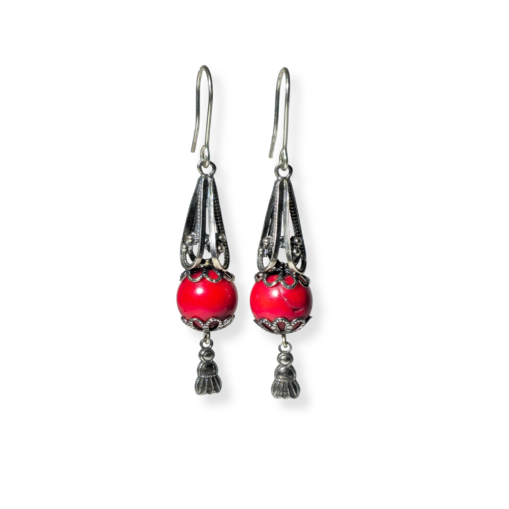 LONG EARRINGS IN SILVER AND CORAL ROOT.