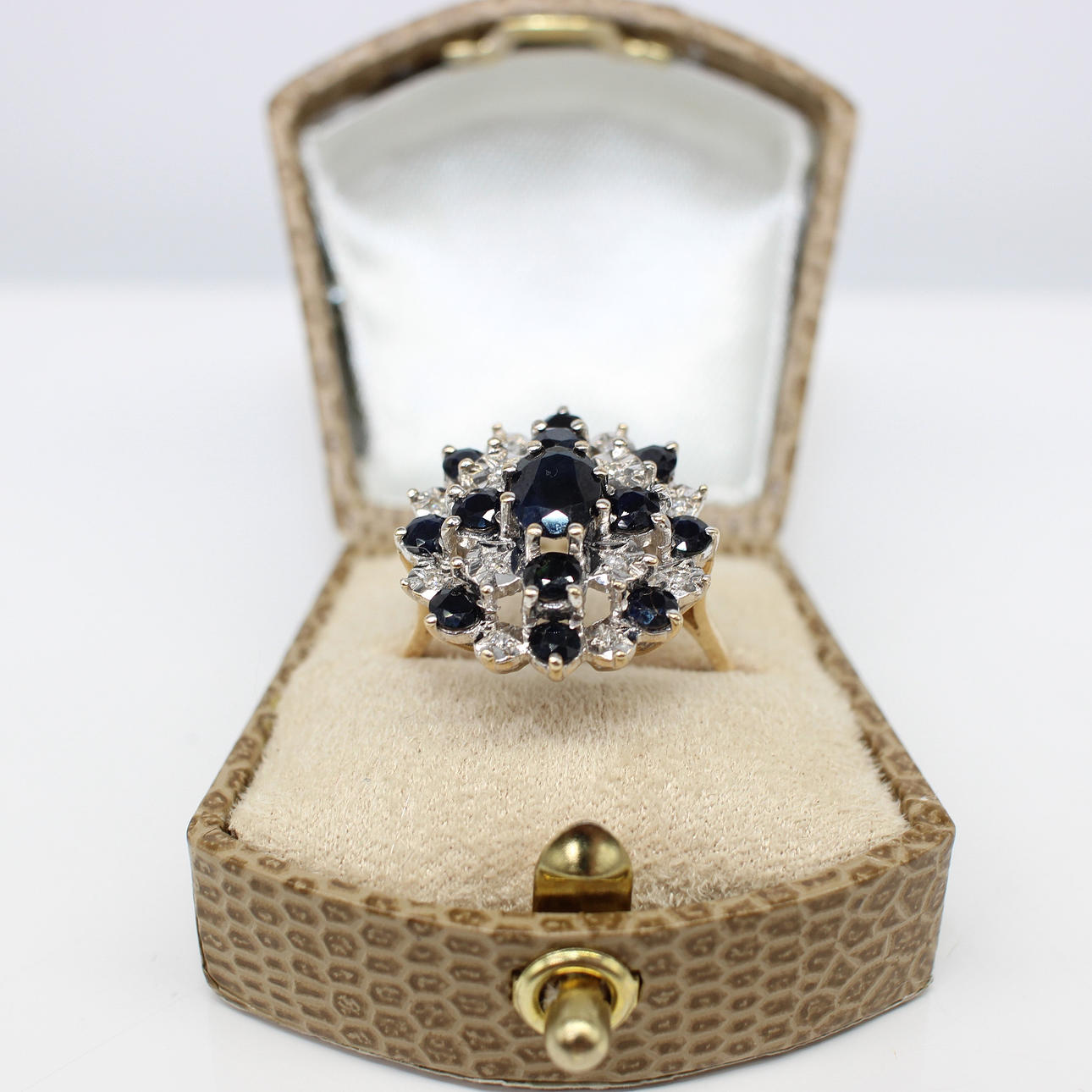 LARGE SAPPHIRE & DIAMOND CLUSTER RING.