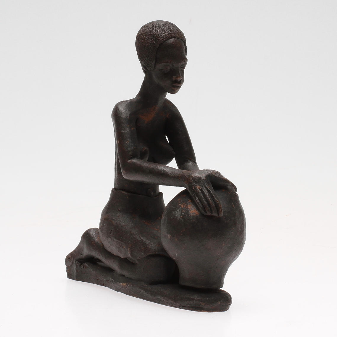 OIDENTIFIERAD KONSTNÄR. SKULPTUR, keramik, signerad.