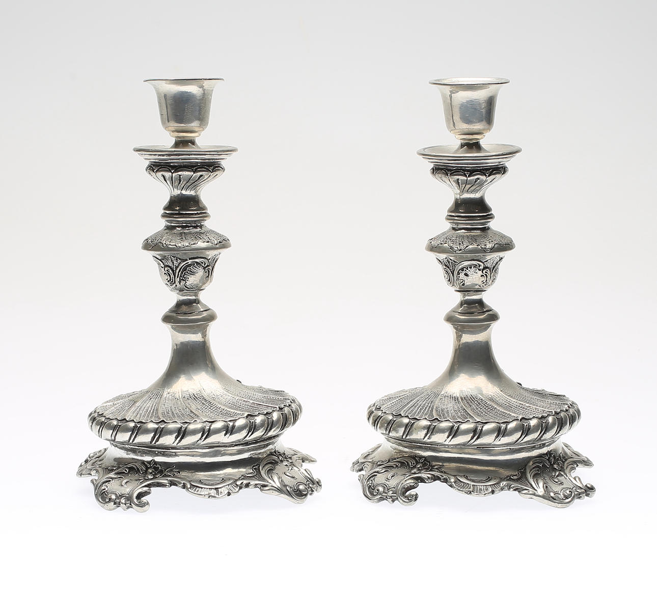 LJUSSTAKAR, 1 par, tenn, rokokostil, 1955.