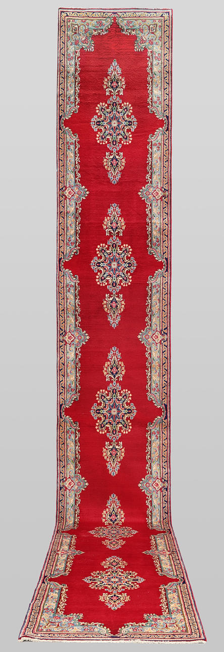 CARPET. Kirman gallery model, 633 x 88 cm.