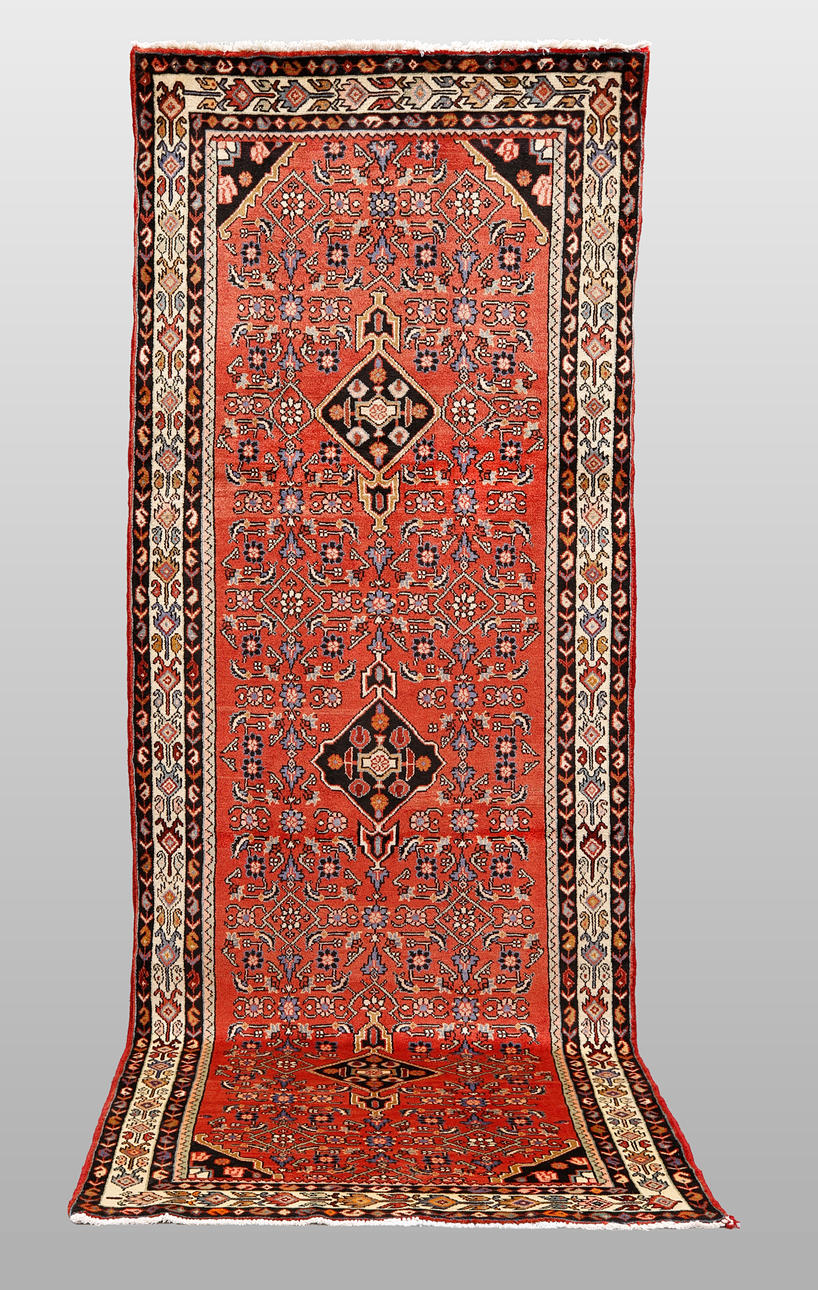 Hamada gallery model, 320 x 115 cm.