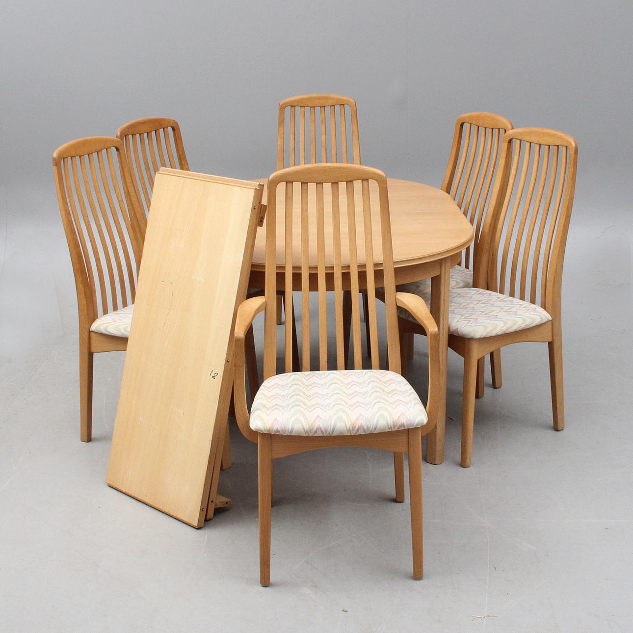 DINING TABLE with 2 inserts and 6 CHAIRS, Breox, including 2 armchairs.