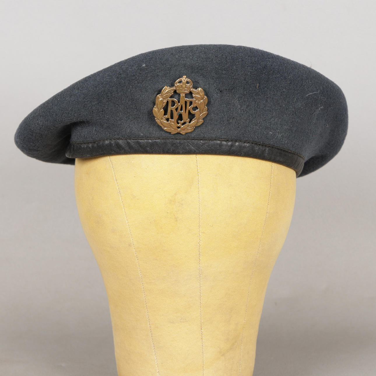 AN R.A.F BERET DATED 1950.