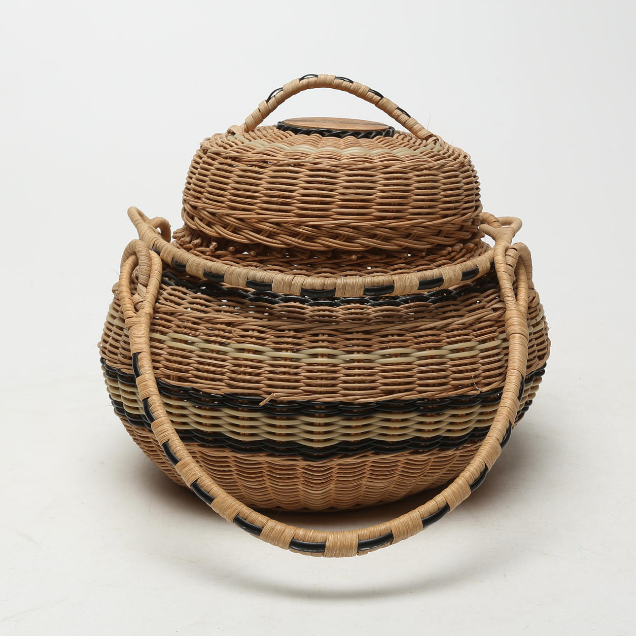 A 20th century lid basket.