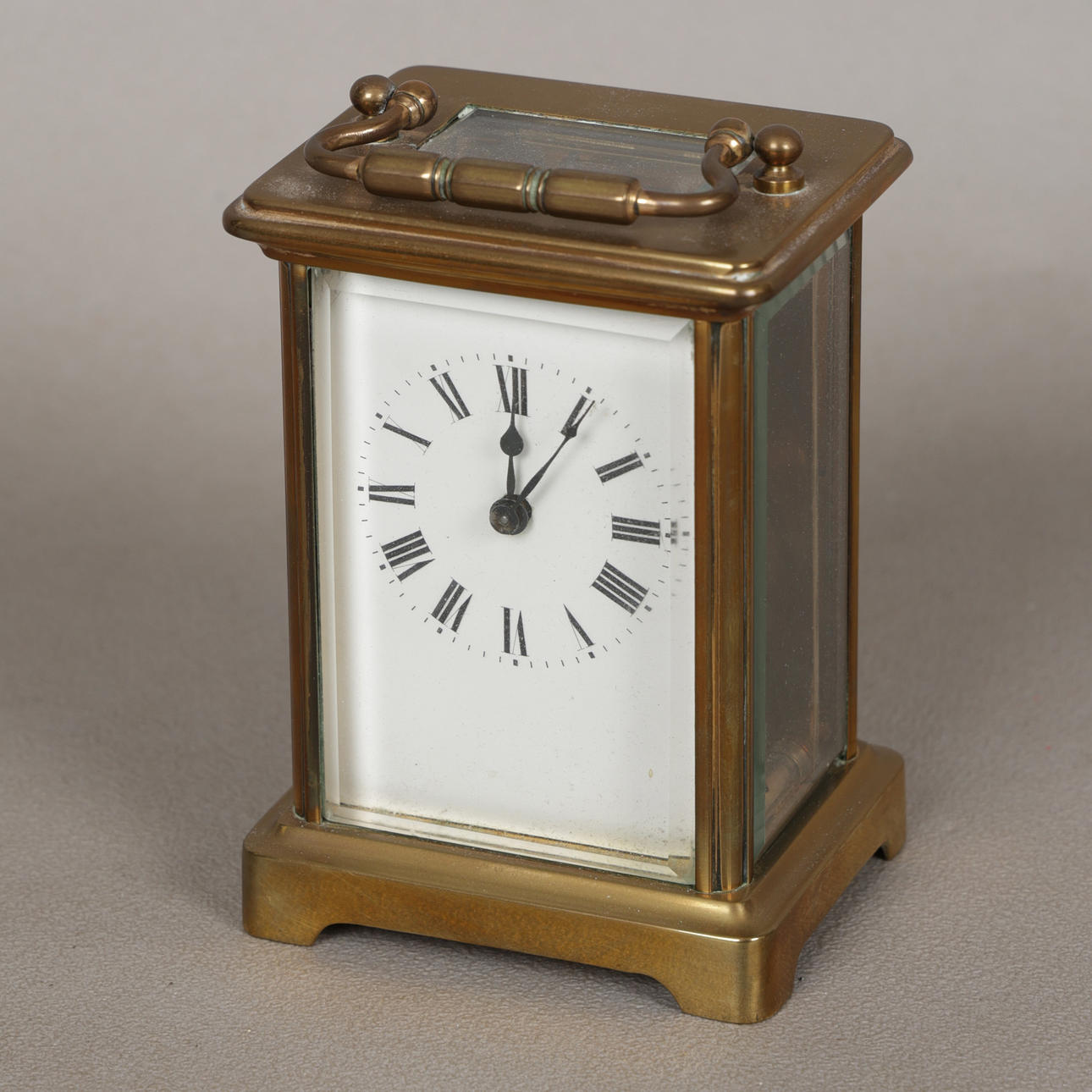A 20TH CENTURY BRASS CASED CARRIAGE CLOCK.