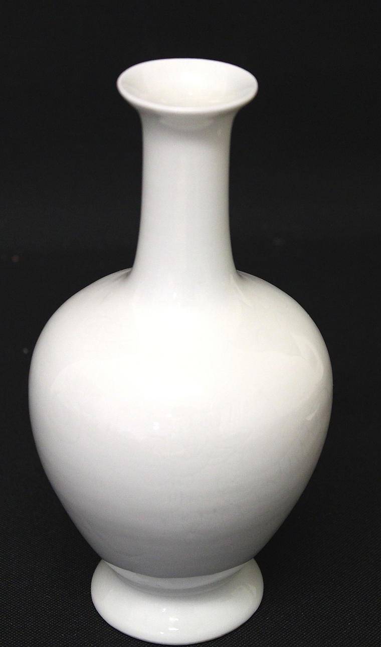 VAS, porslin, med inristad dekor, märkt, Kina.