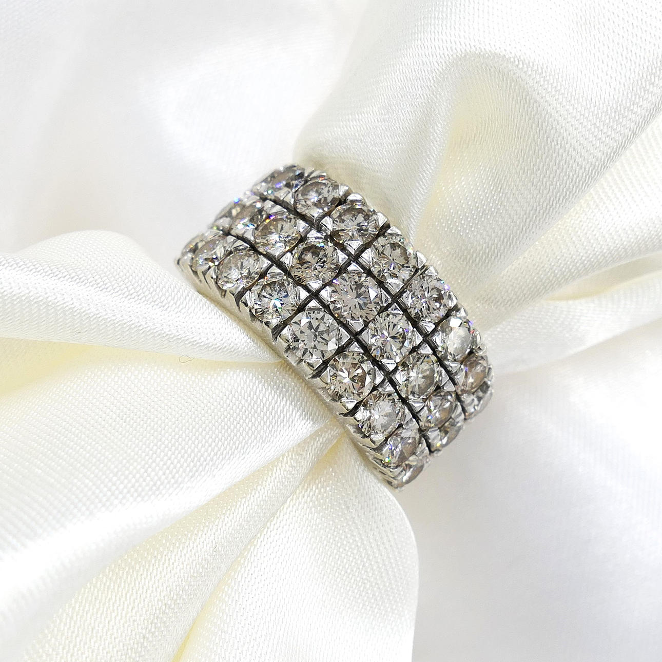 4.00CT 3-ROW DIAMOND ring.