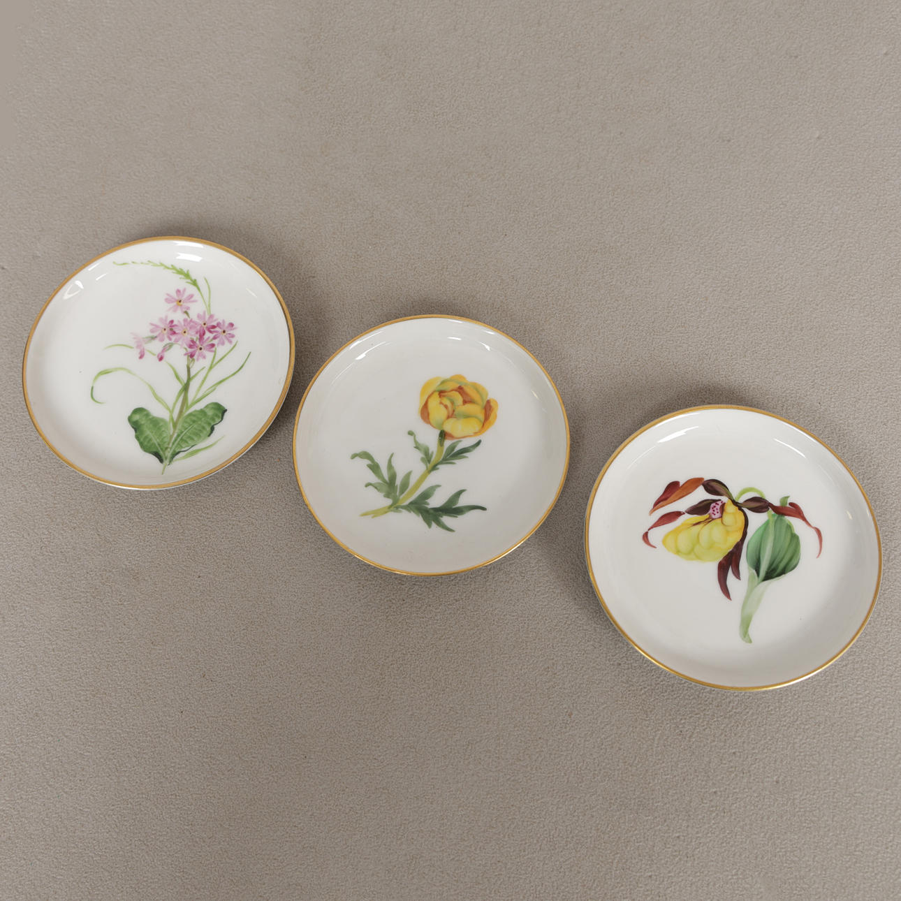 THREE ROSENTHAL HAND PAINTED SIDE PLATES (3).