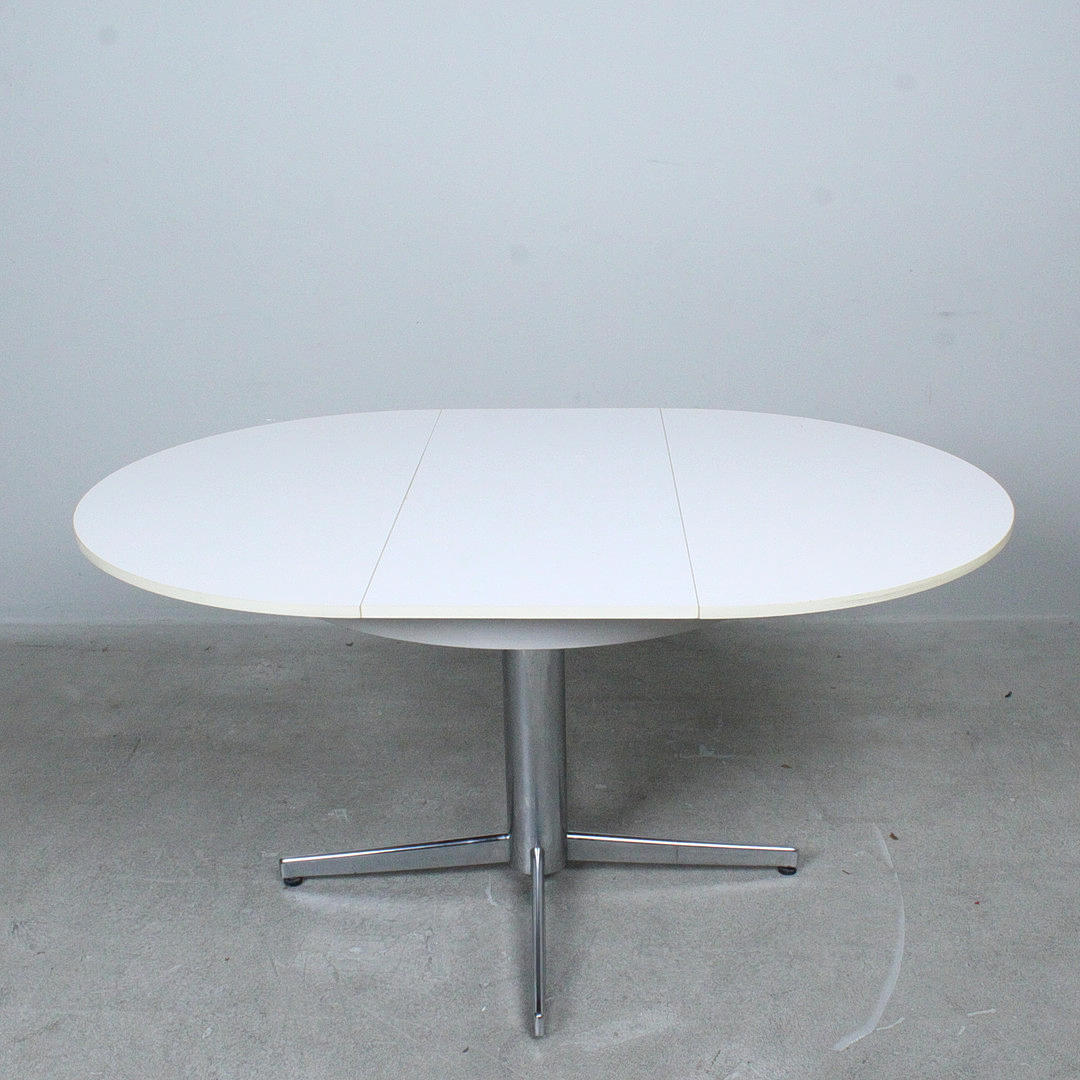 Expandable table/dining table.