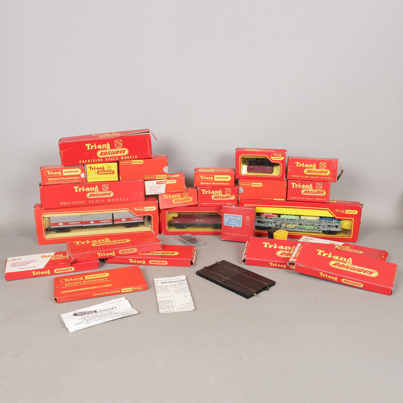 A COLLECTION OF TRI-ANG RAILWAYS MODELS (QTY). Toys - Model railways ...
