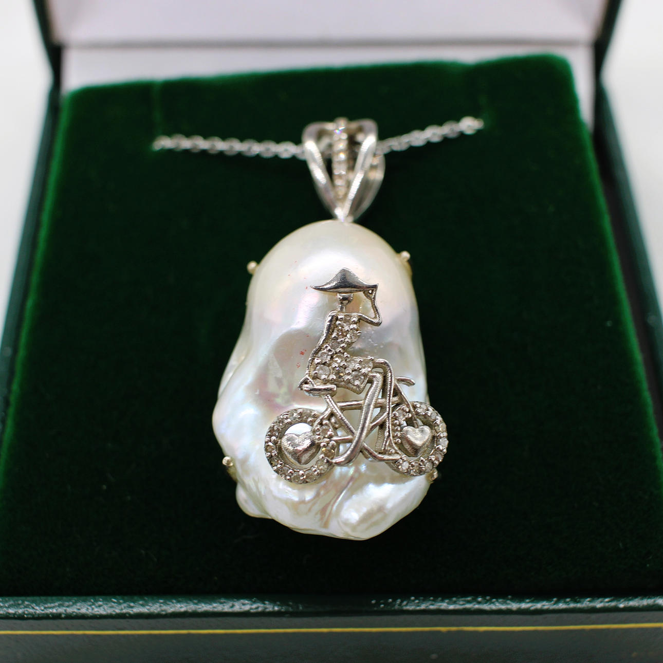 BAROQUE PEARL & DIAMOND NECKLACE.