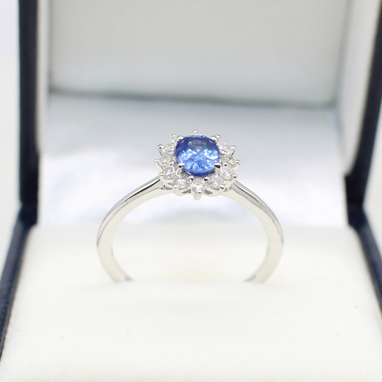 SAPPHIRE & DIAMOND CLUSTER RING.