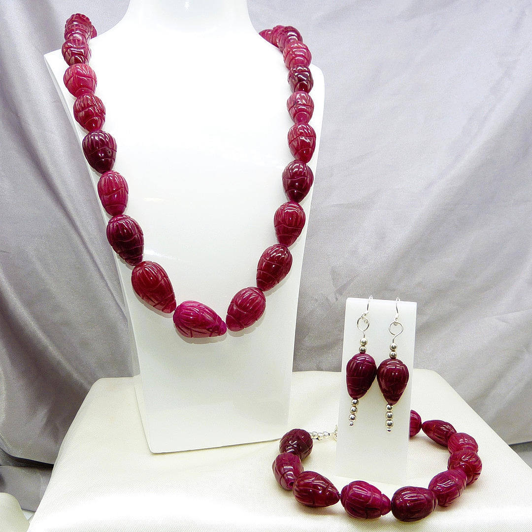 RECONSTITUTED RUBY JEWELLERY SUITE.