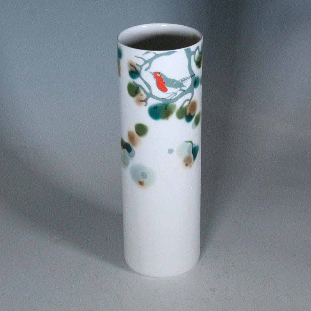 Porcelain vase with robin motif.