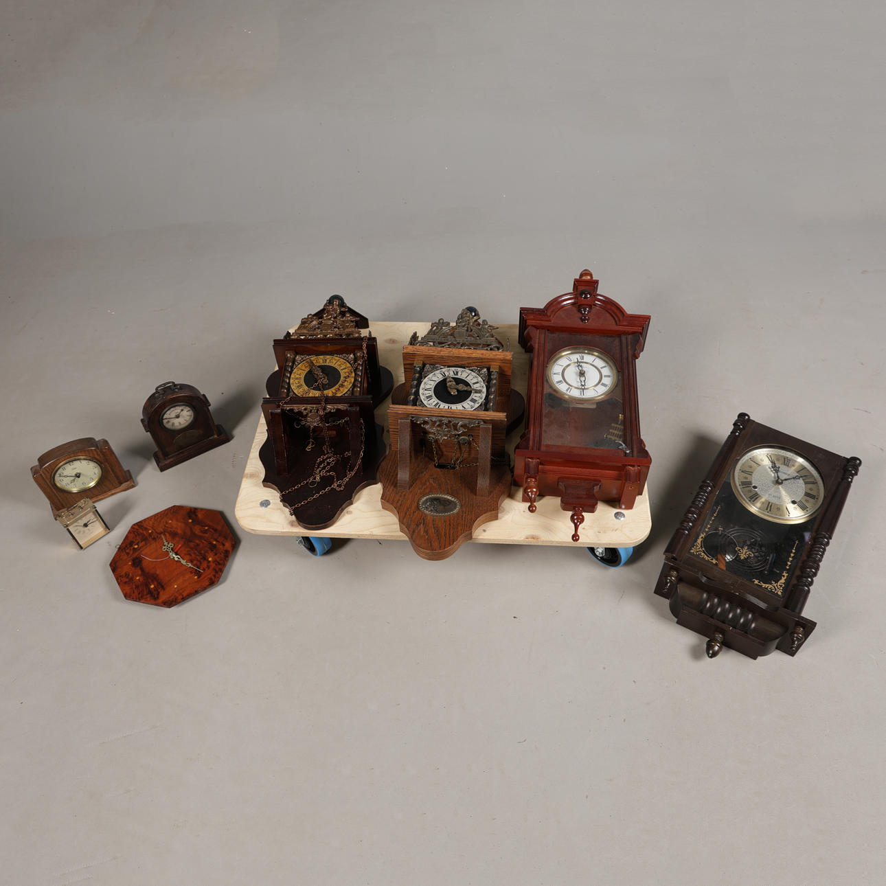 A COLLECTION OF VARIOUS CLOCKS (QTY).