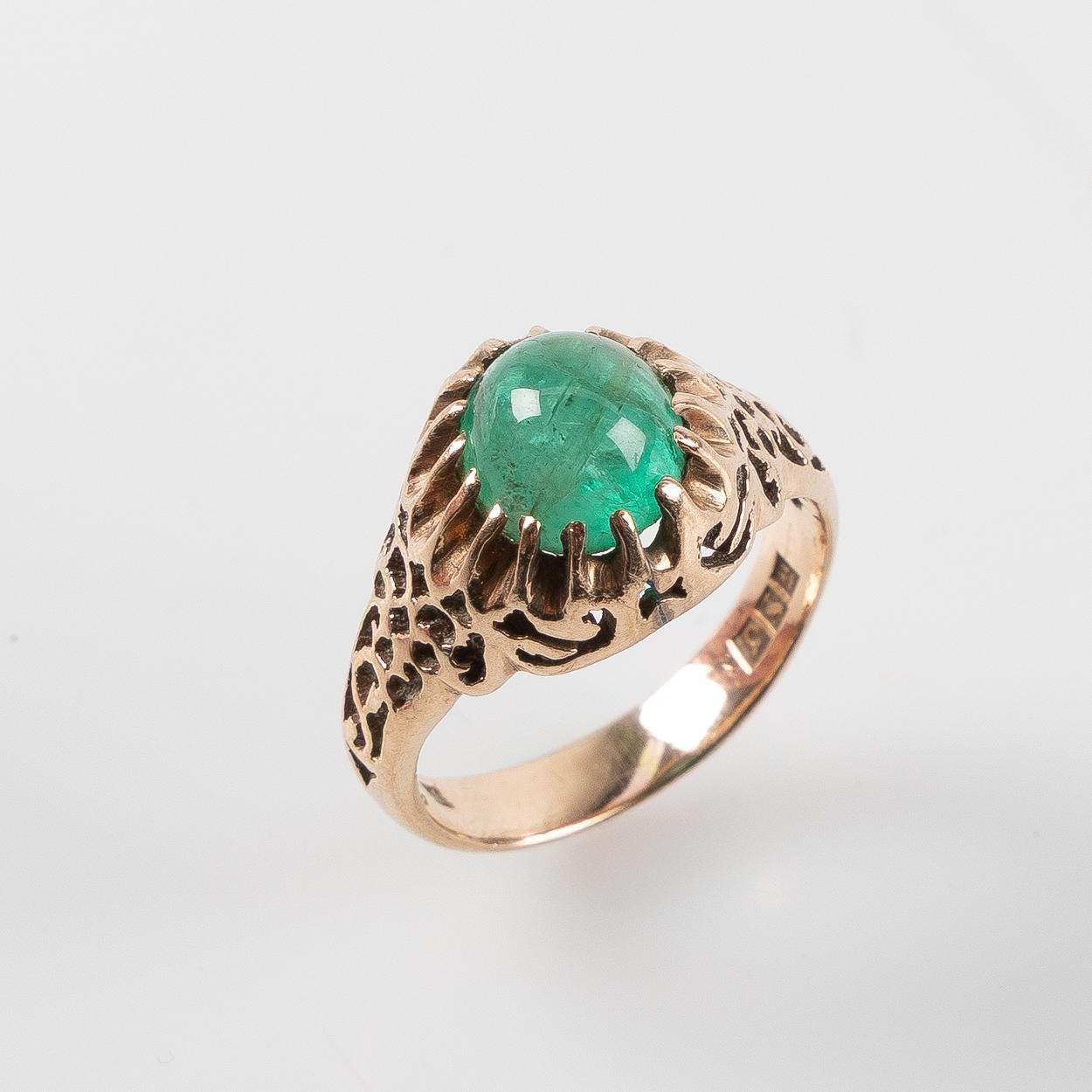 RING, 14K gold with cabochon-cut emerald.