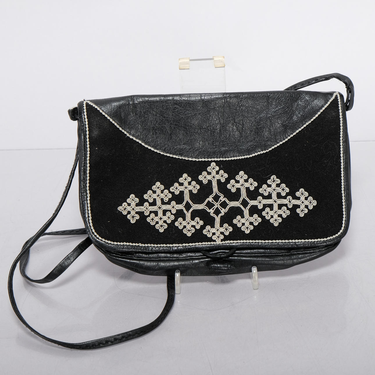 A tin embroidery bag, 20th century.
