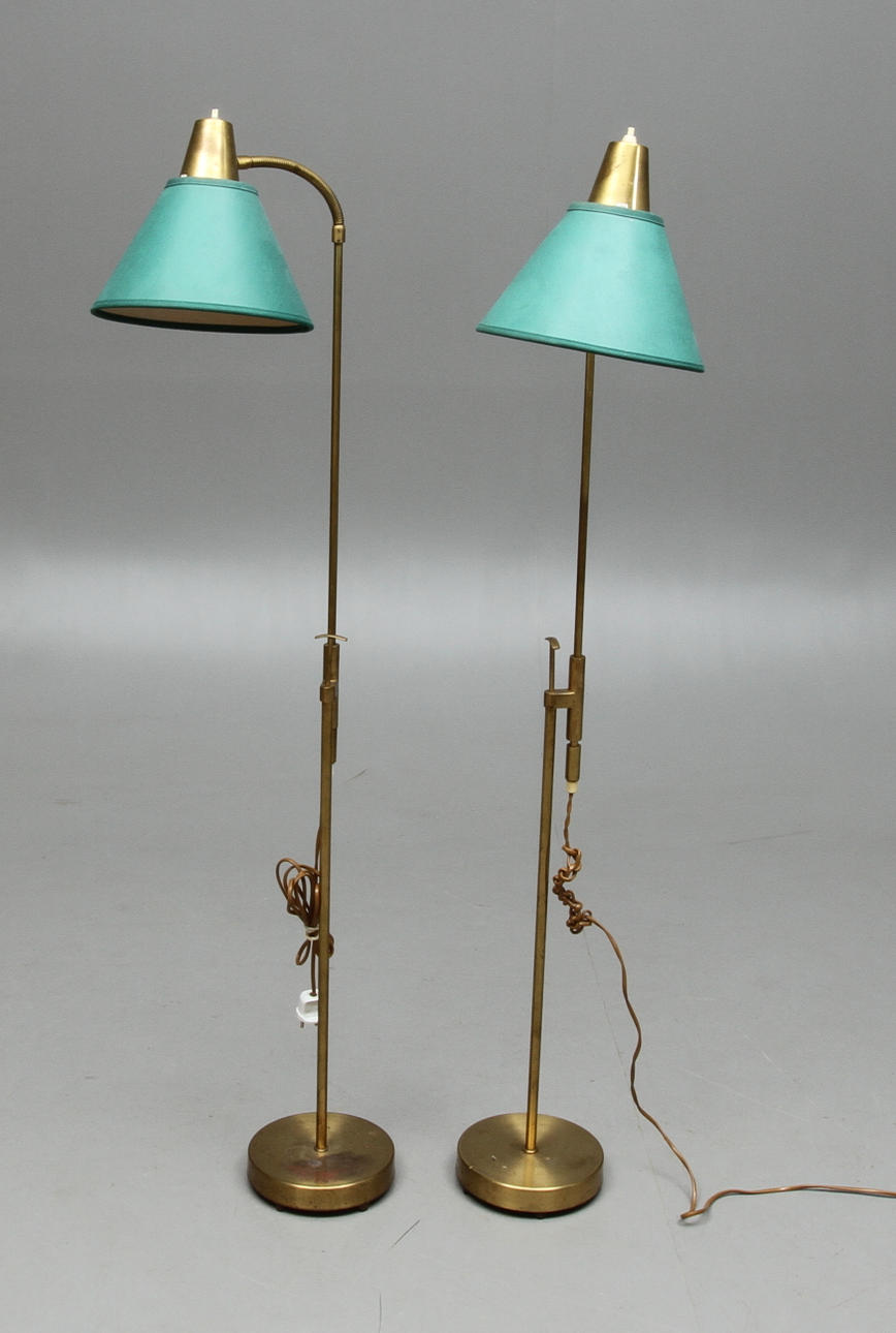 GOLVLAMPOR, ett par, 1900-talets andra hälft.