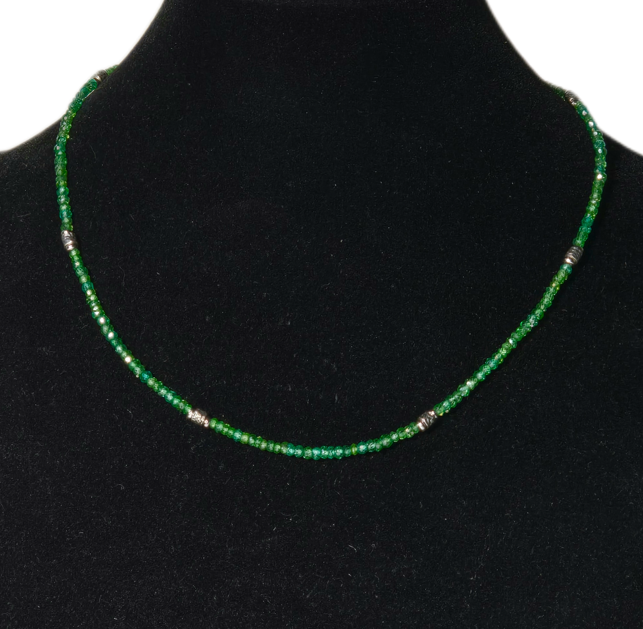 SILVER NECKLACE WITH GREEN SPINELS.