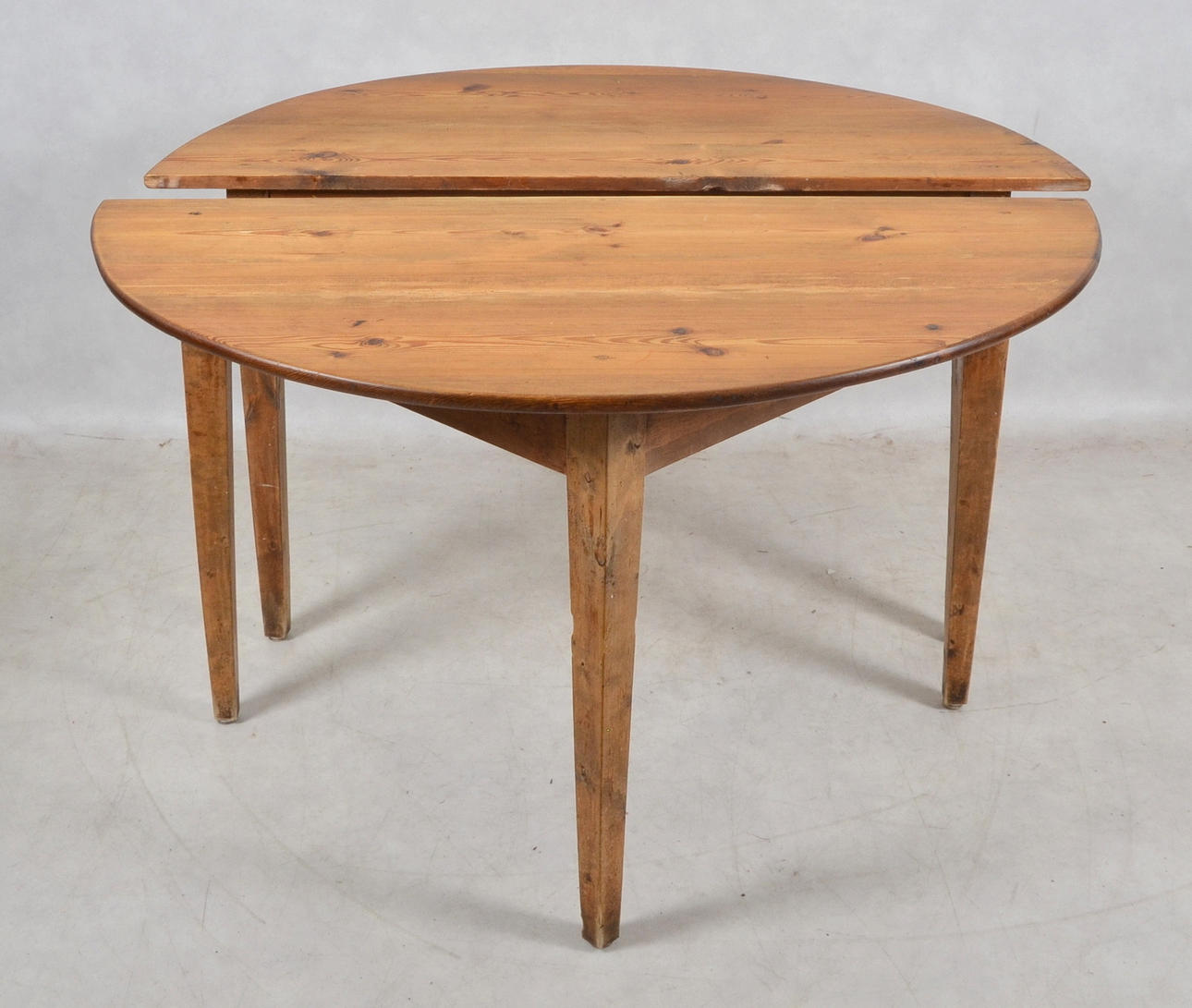 MÅNBORD, 1 par, furu, 1800-tal.