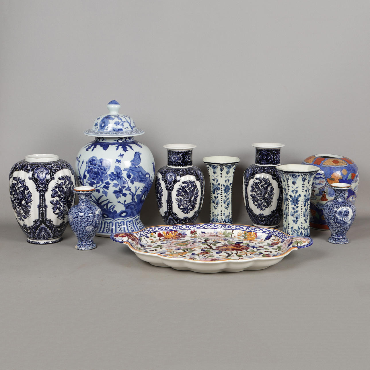 UNA COLECCIÓN DE VARIAS CERÁMICAS (CANTIDAD).